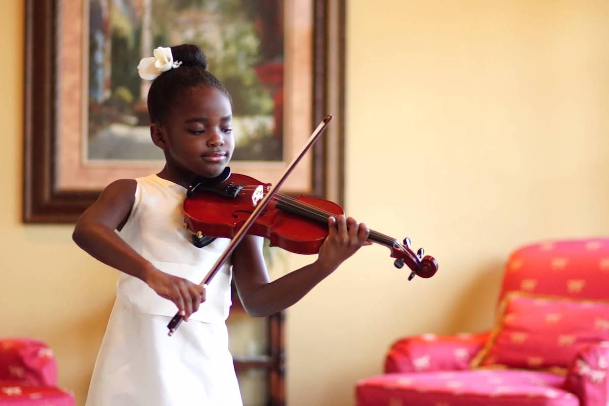 10-Year Old Violinist, Leah Flynn, Plays Tribute to Aretha Franklin on Her Violin | BlackNews