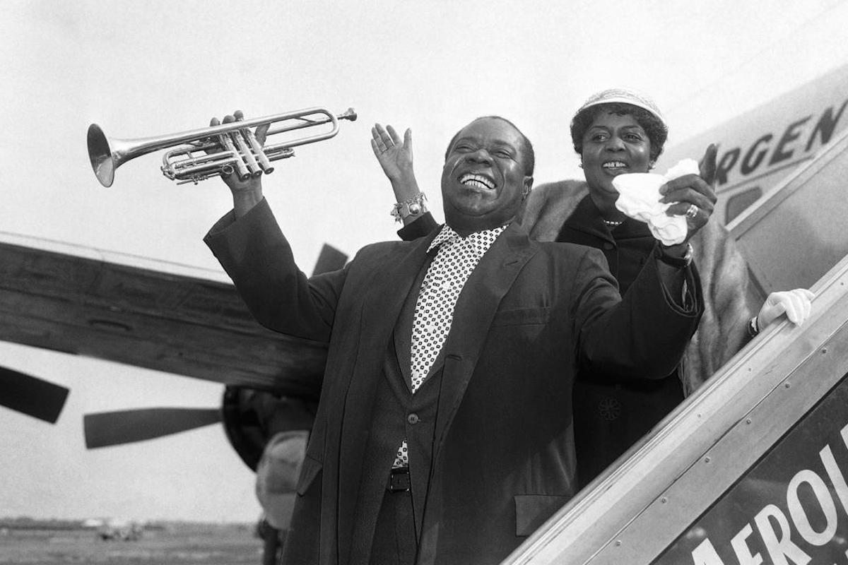 Watch rare footage of Louis Armstrong play an open-air concert in pre-independence Ghana | Quartz Africa