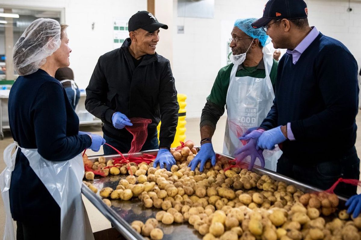 Chicago food bank gets hand from Barack Obama with Thanksgiving prep | USA Today