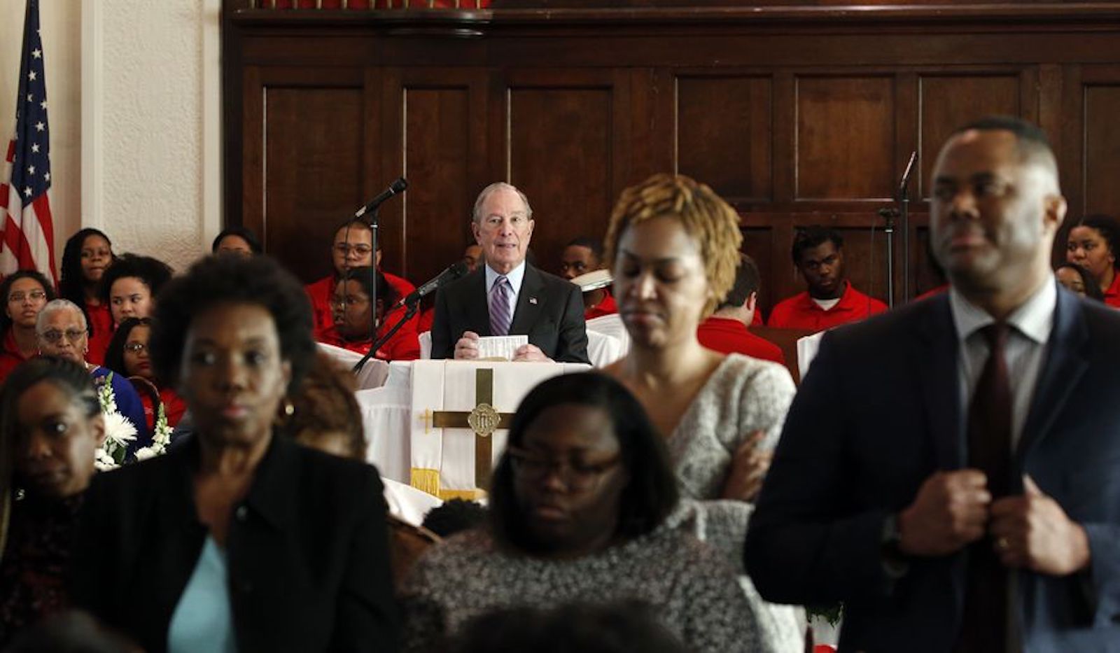 Black church snubs Bloomberg as congregants stand, turn their backs | The Washington Times