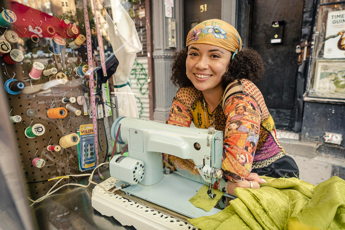 Meet the NYC street tailor mending clothes from a pushcart | New York Post